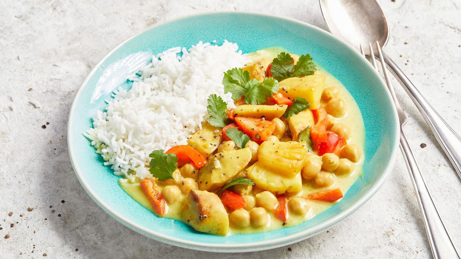 Curry mit Kochbananen und Ananas
