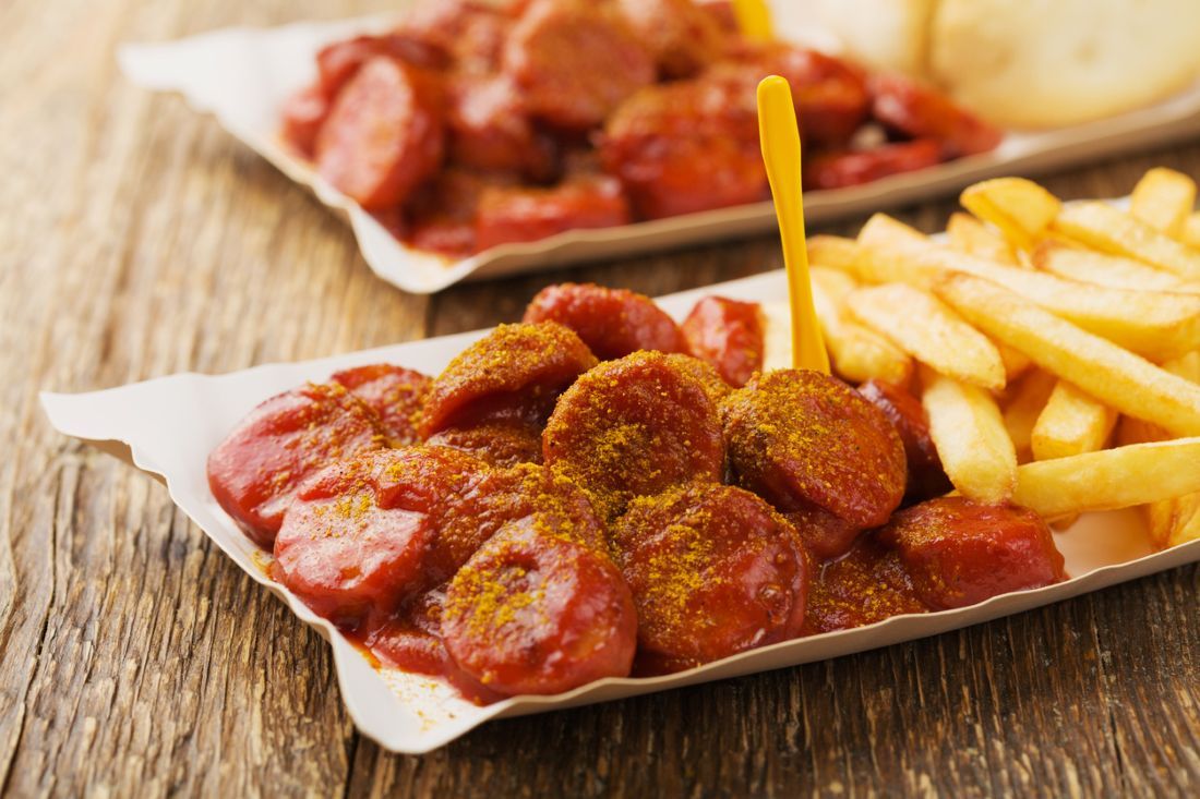 Traditionelle deutsche Currywurst, serviert mit Chips