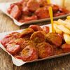 Traditionelle deutsche Currywurst, serviert mit Chips