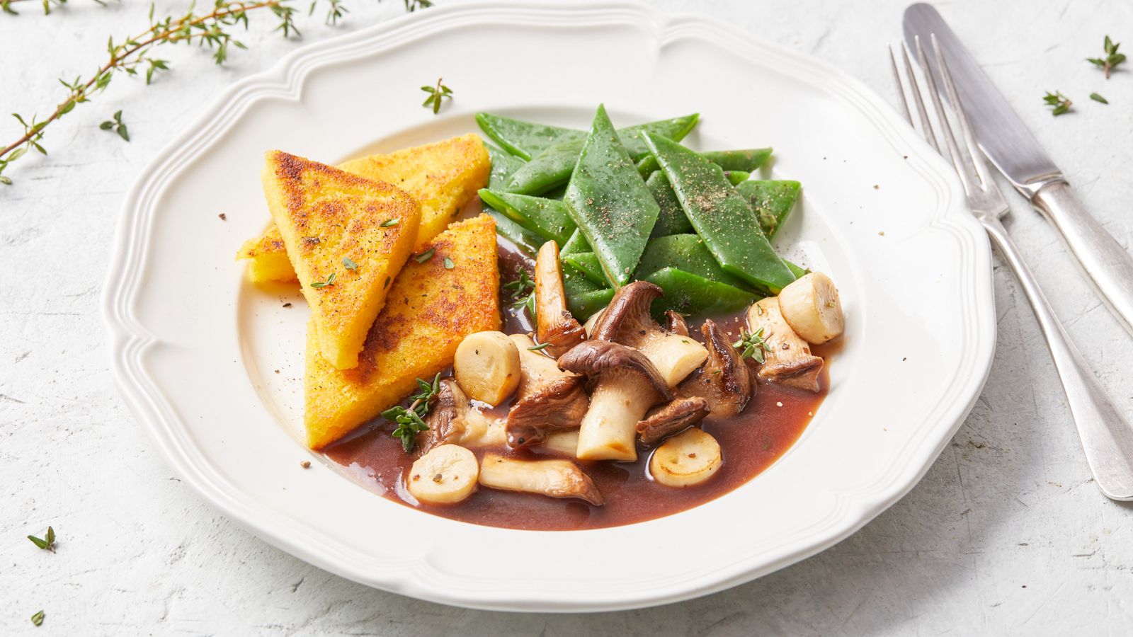 Polenta-Schnitten mit Kräuterseitlingen und Bratensauce