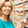 Eine Frau kauft das Probiotikum "Lactobacillus Helveticus"