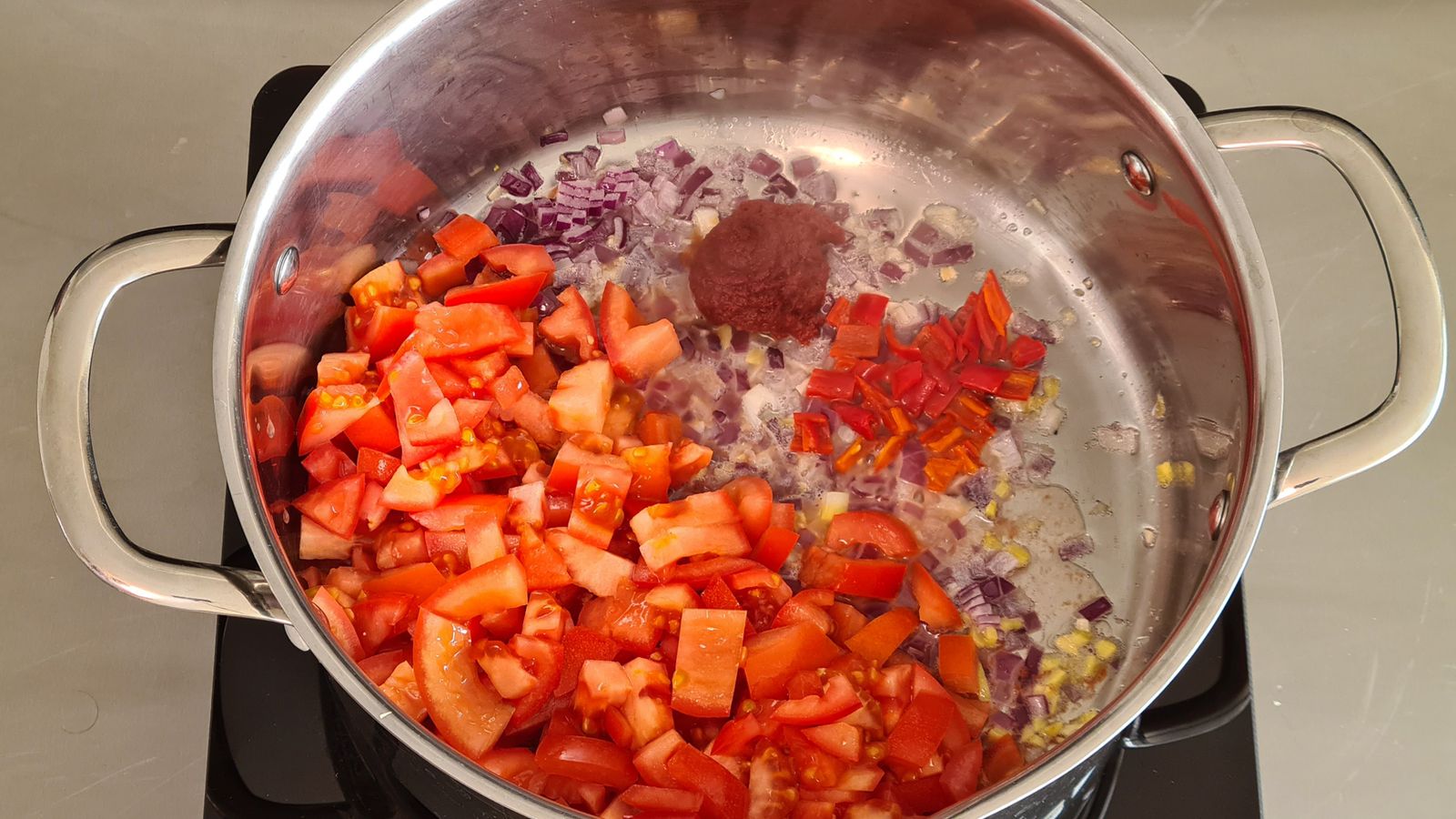 2.Schritt  Leckere Tomatencremesuppe mit Kokosmilch verfeinert.