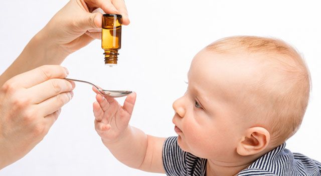 Vitamin-D Tropfen werden einem Säugling verabreicht