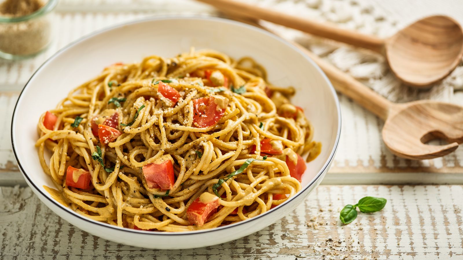 Spaghetti an mediterraner Cremesauce in einer weissen Schale serviert
