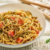 Spaghetti an mediterraner Cremesauce in einer weissen Schale serviert