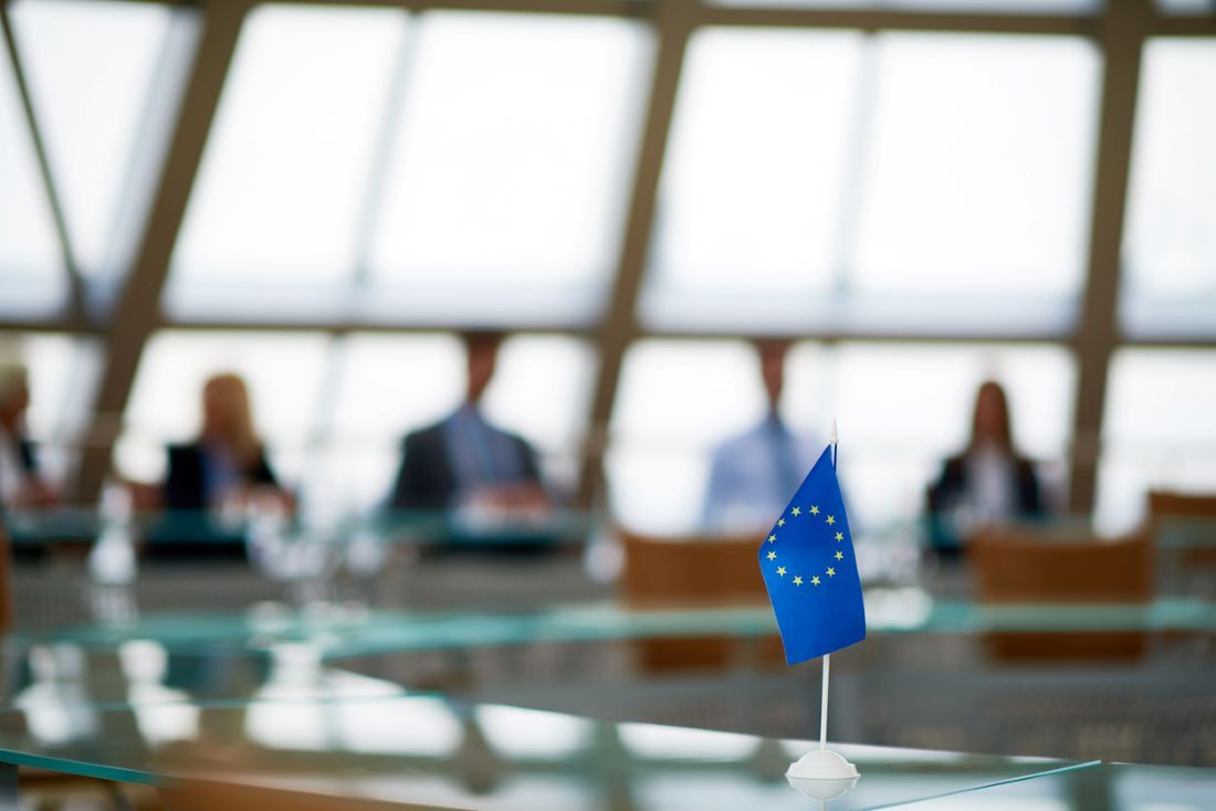 Europäische Flagge bei einer Beratung