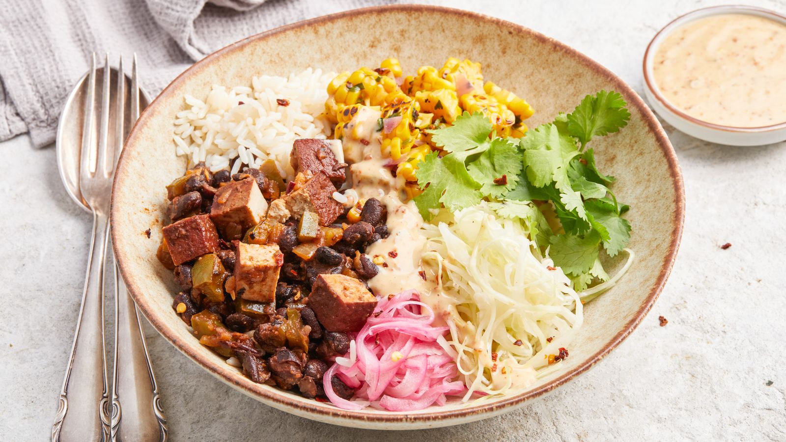 Mexikanische Reisbowl mit Tofu-Bohnenchili und Mais