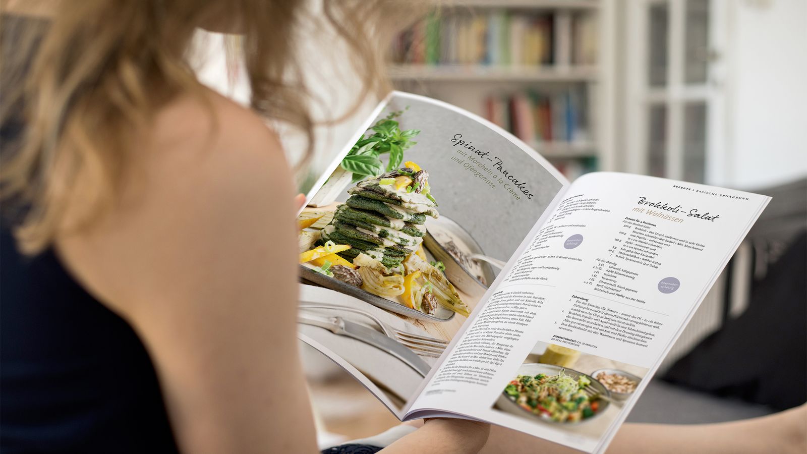 Eine Frau liest die foodscout-Zeitschrift