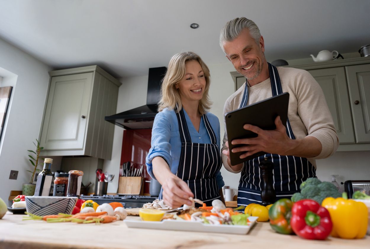 Couple cooks the online course at home