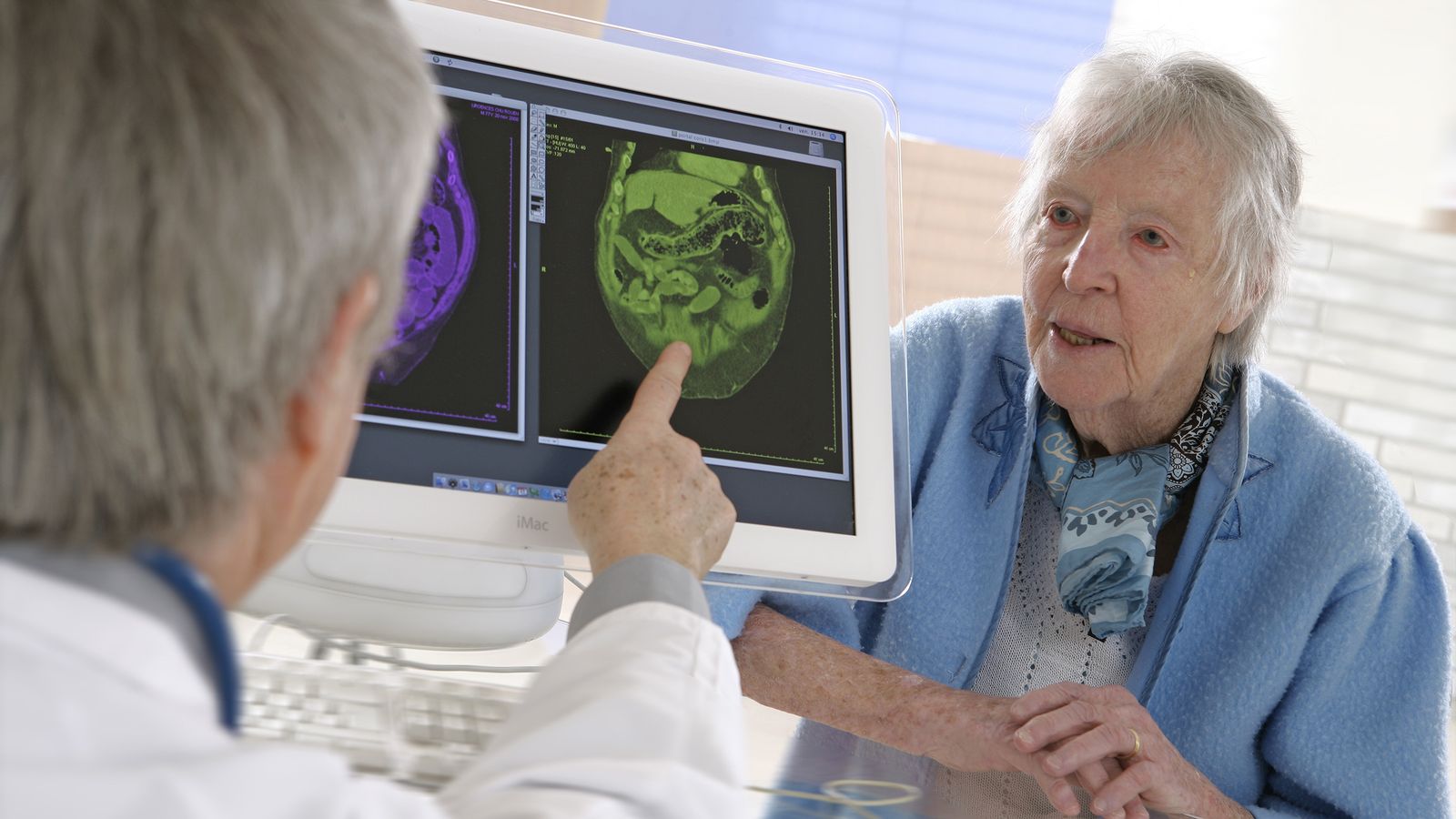 Arzt diagnostiziert Alzheimer bei einer älteren Patientin
