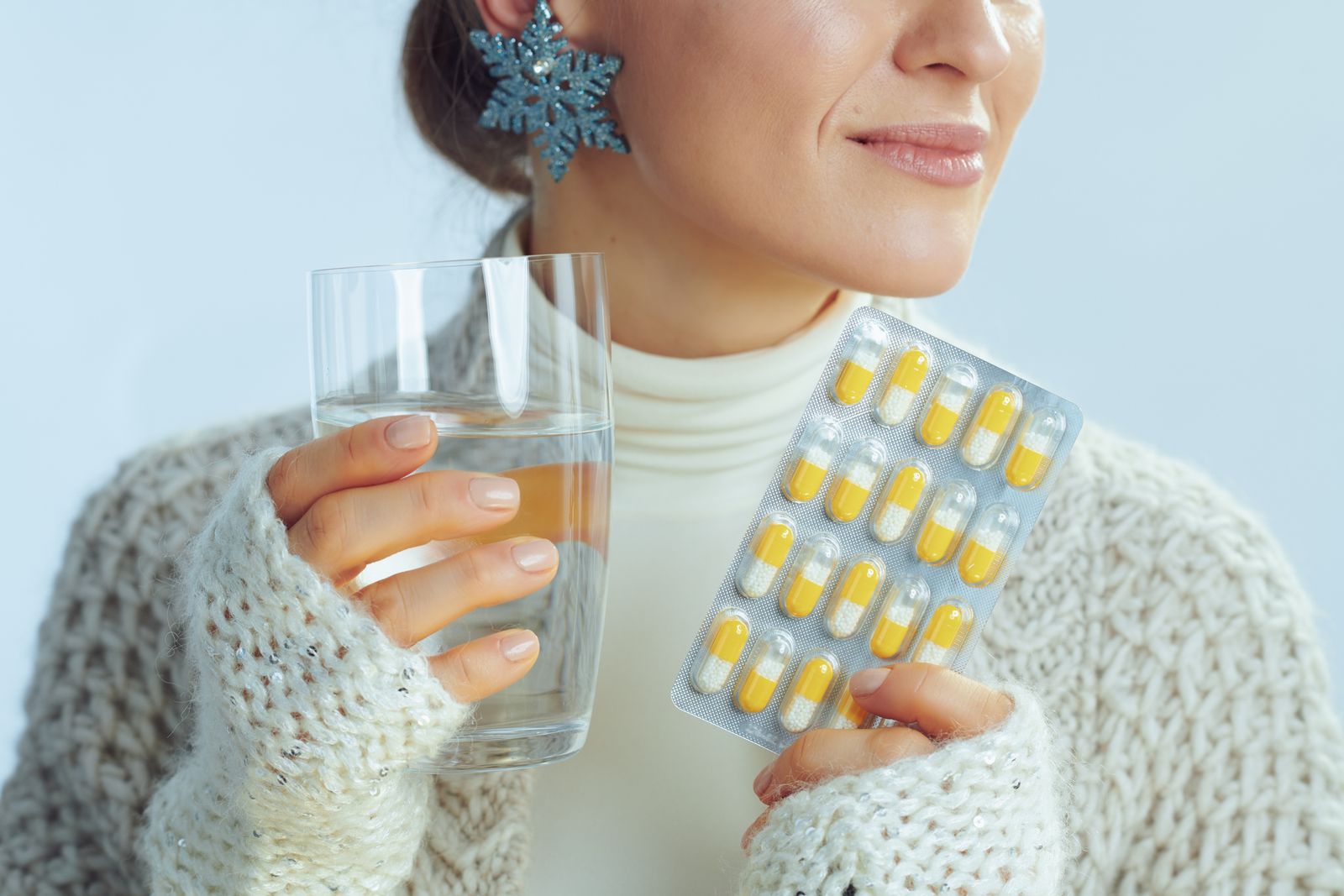 Frau mit Eisen Tabletten