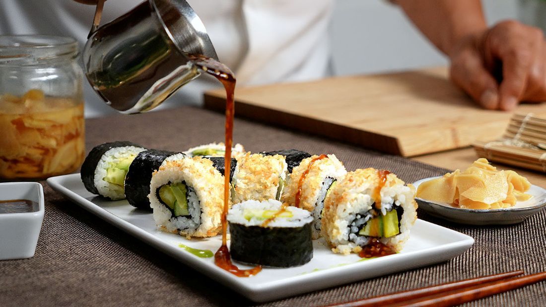 Sushi zubereitet auf einem teller