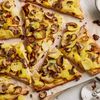 Pizza mit Kartoffeln und veganem Feta