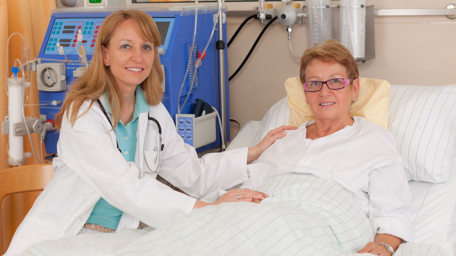 Frau liegt mit einer chronischen Nierenerkrankung im Krankenhaus