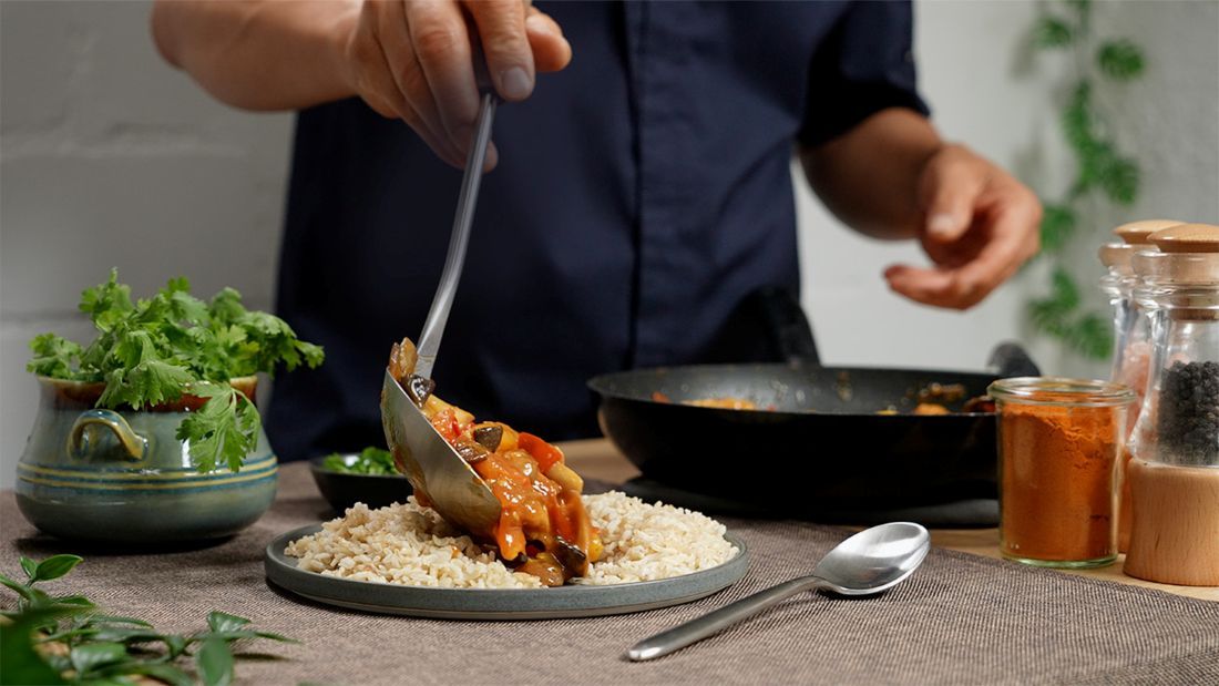 Ein schmackhaftes Curry wird auf Reis serviert