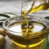 Olivenöl wird ausgegossen
