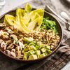 Avocado-Champignon-Bowl mit Chicorée in einer braunen Schüssel angerichtet
