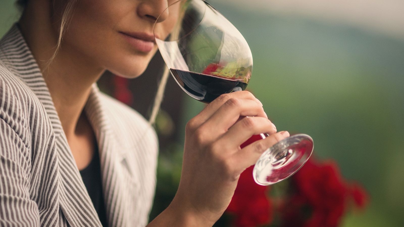 Frau trinkt ein Glas Wein