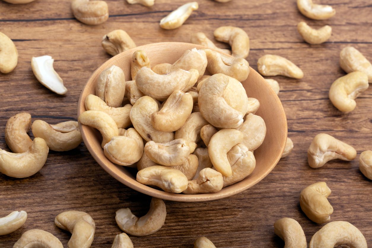 Cashewkerne in einer Holzschale