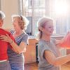 Paare machen eine Tanztherapie gegen Parkinson