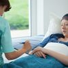 Entgiften nach der Chemotherapie - Frau liegt in einem Krankenhausbett