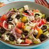 Veganer Feta an Griechischem Salat