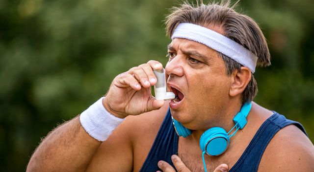 Mann benutzt Asthma-Inhalator