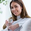 Frau trinkt Wasser zur Entsäuerung