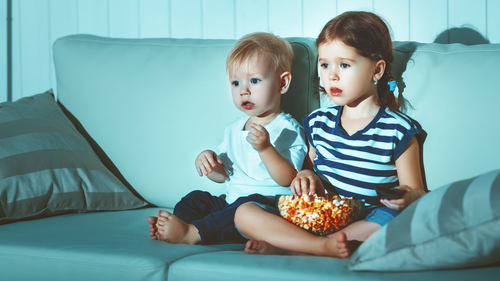 Kinder sitzen vor dem Fernseher