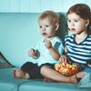 Kinder sitzen vor dem Fernseher