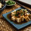 Japanischer Tofu einem blauen Teller serviert mit Reis als Beilage