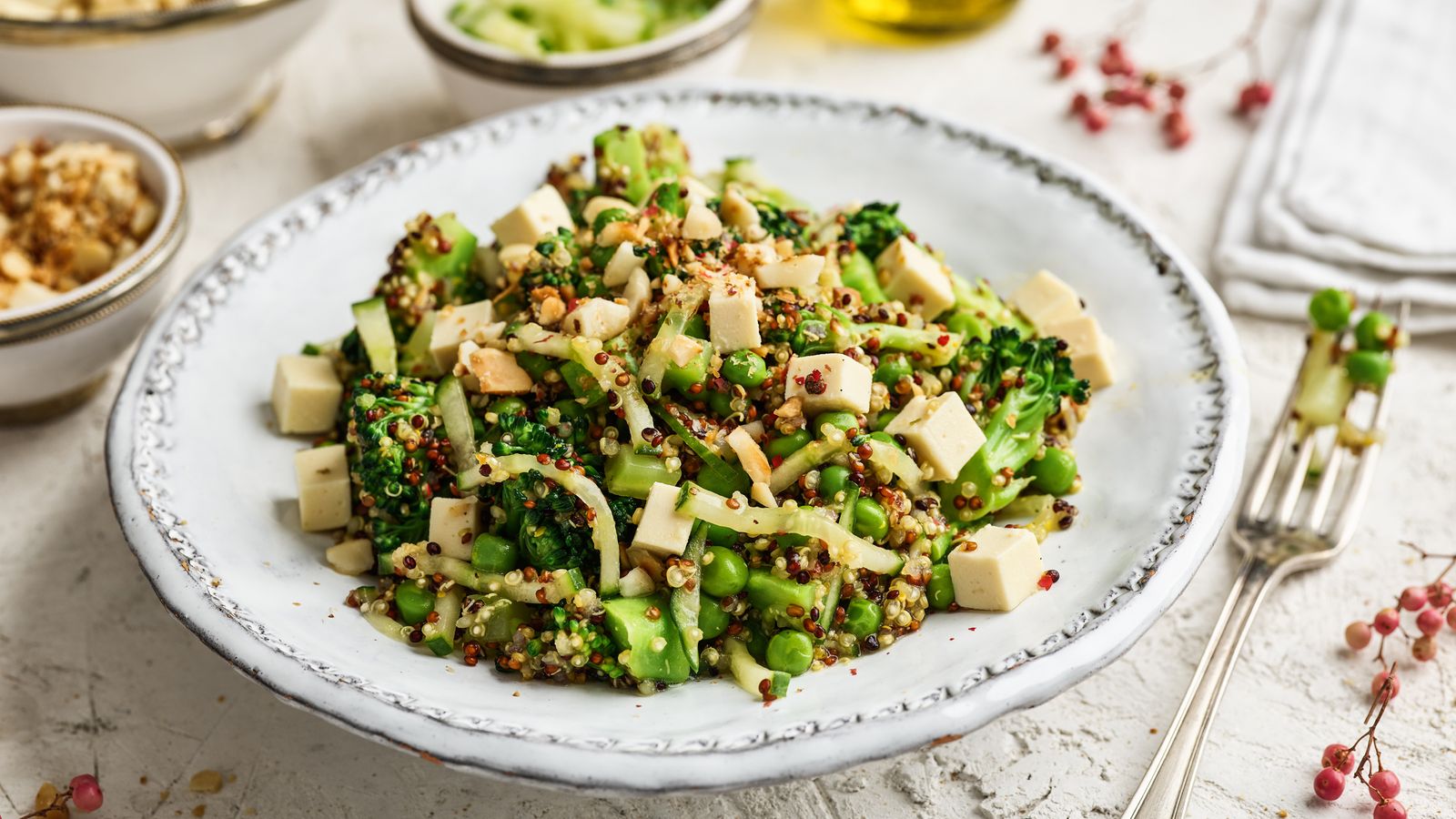Brokkoli-Erbsen-Salat mit Kürbiskernöl-Dressing und frischer Minze