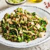 Brokkoli-Erbsen-Salat mit Kürbiskernöl-Dressing und frischer Minze