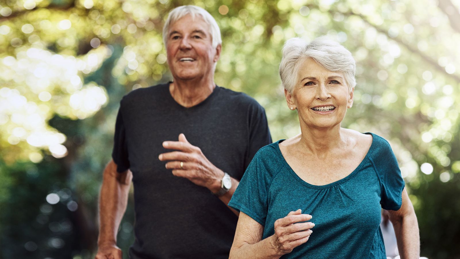 Älteres Paar macht Sport, um Arthrose vorzubeugen