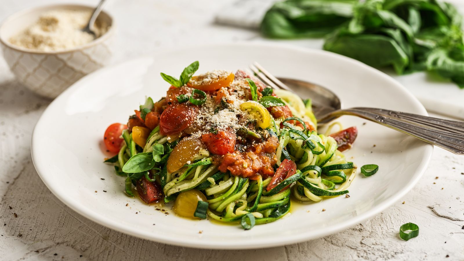 Zucchini-Spaghetti mit schneller Tomaten-Basilikum-Sauce