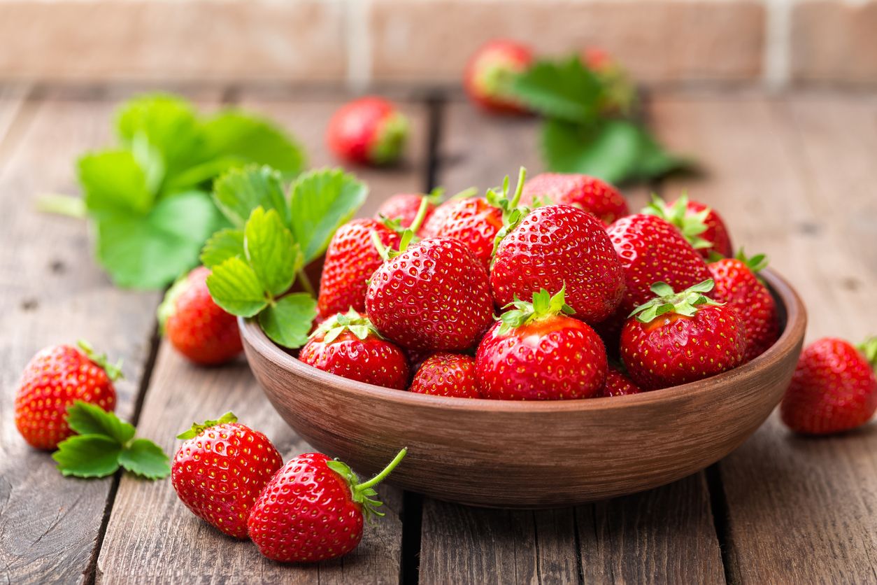Erdbeeren in einer Holzschüssel