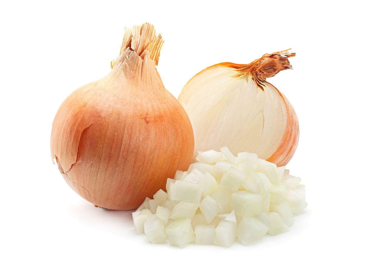 Zwiebeln ganz und in Würfel geschnitten