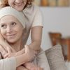 Frau ist glücklich nach überstandenem Krebs