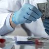 Laborforscher vom Gesundheitswesen ist korrupt und zählt Geld