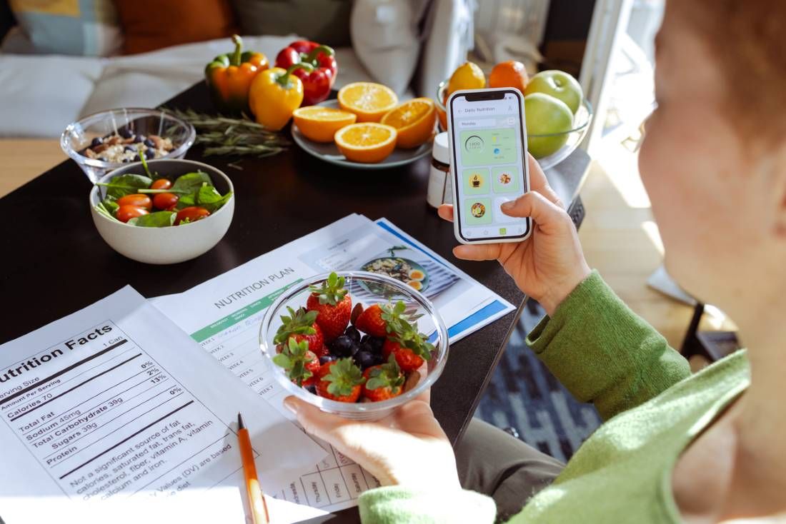 Ernährungs-App. Frau mit mobiler App zur Überprüfung der Nährwerte