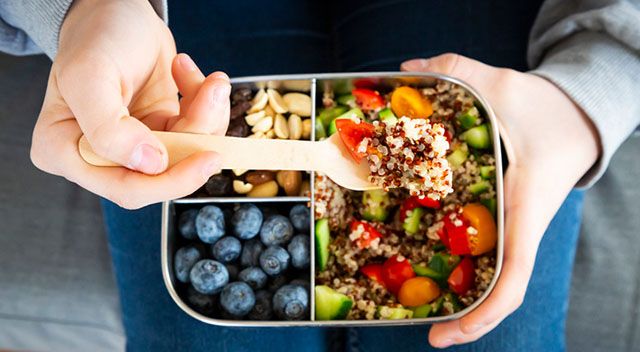 Lunchbox mit Früchten und Gemüse