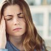 Frau hat Migräne wegen einem Vitaminmangel