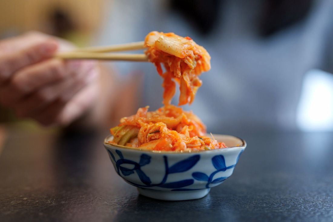 Frisches koreanisches Kimchi mit Stäbchen