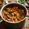 Kartoffel-Curry in einem Topf seviert