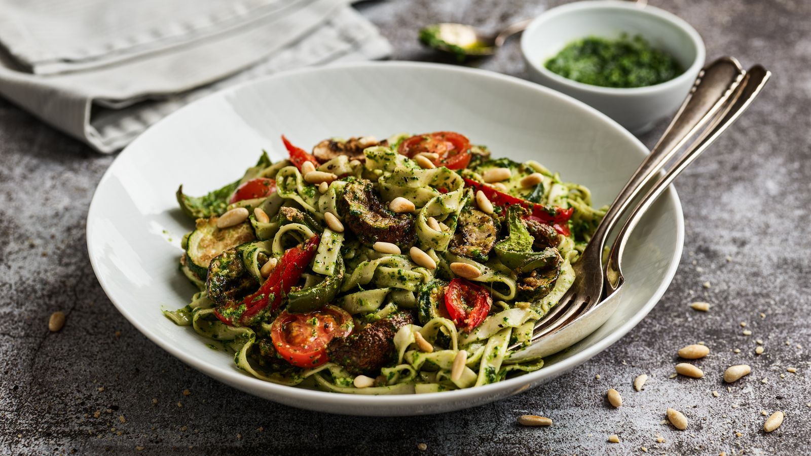 Nudeln mit Pesto und geröstetem Gemüse – vegan