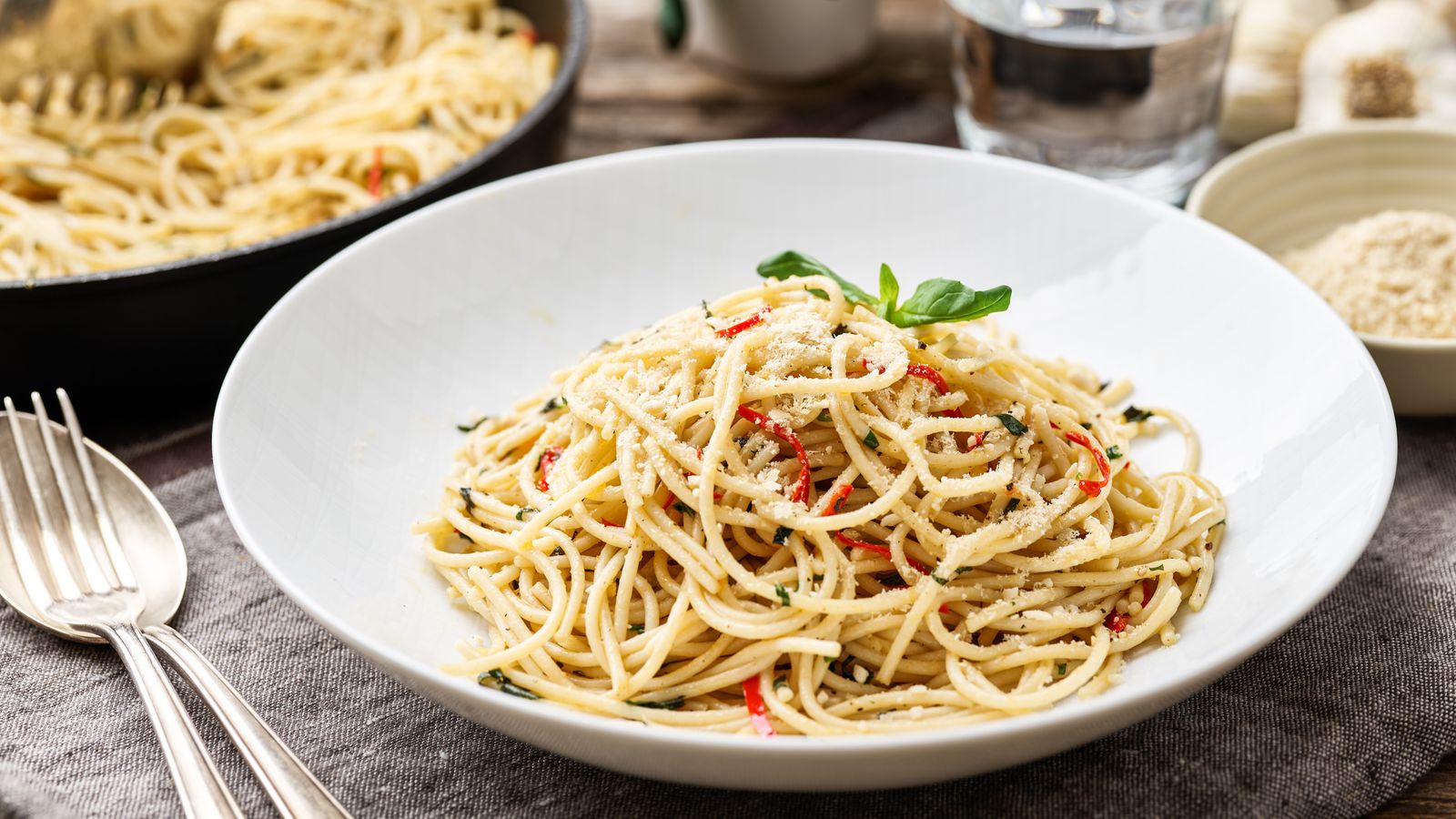 Spaghetti mit Knoblauch auf weissem Teller serviert