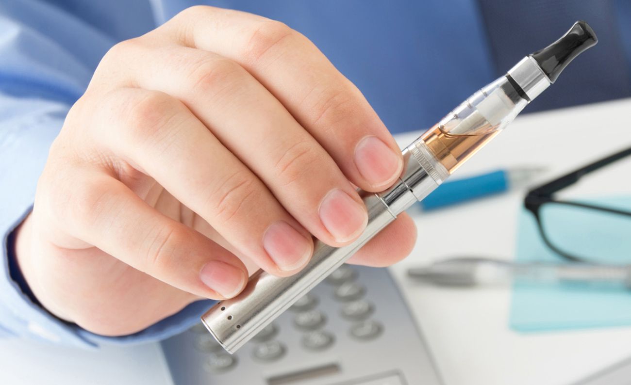 Arzt hält eine E-Zigarette in der Hand