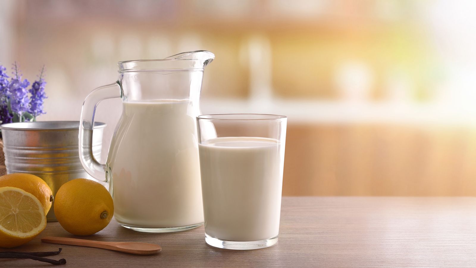 Milch in einer Glaskanne und einem Glas auf einem Tisch