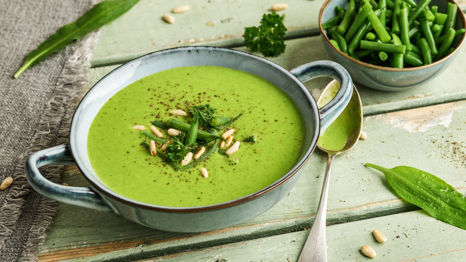 Bärlauch-Suppe mit grünen Bohnen