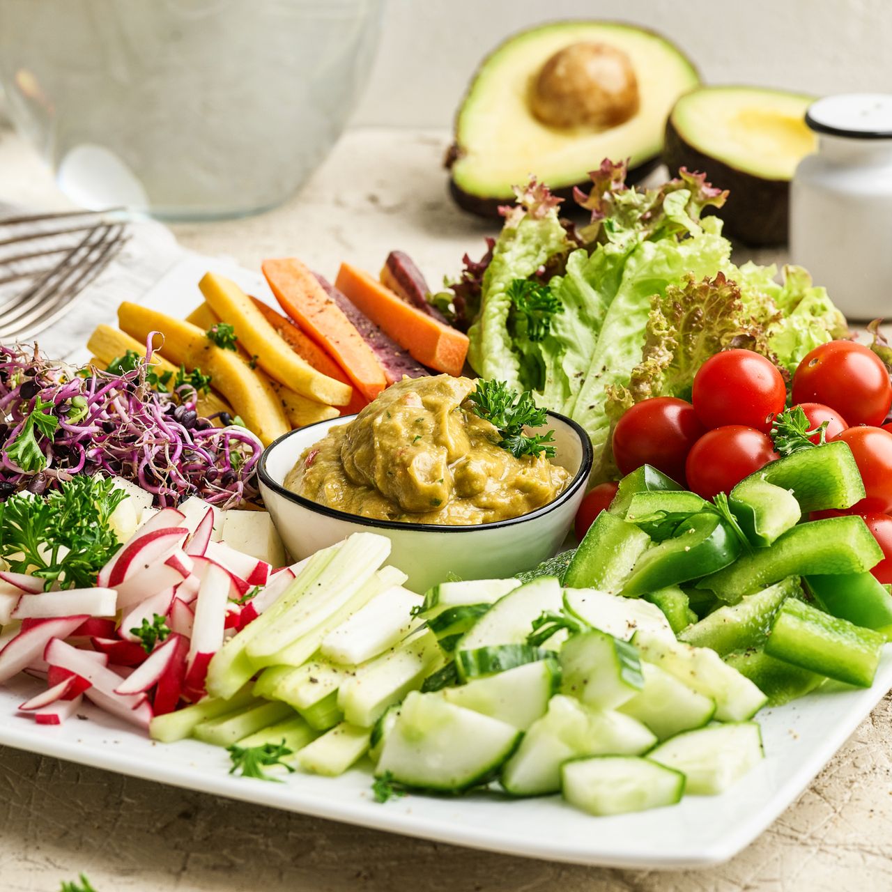 Rohkostplatte mit Avocado-Erbsen-Dip